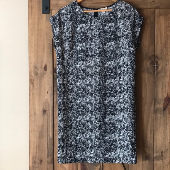 Black & white cap sleeve dress. 2 for $40 - Picture 2 of 5